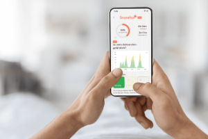Nutzer vor der Schnarch-App am Handy.