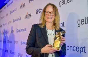 Tanja Euhus strahlt mit der Trophäe in der Hand in die Kamera