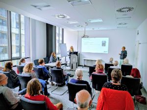 Älteres Paar macht Selfie von sich mit dem Smartphone.