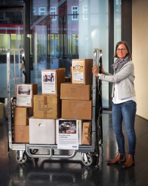 Schirmherrin fährt Brillensammlung der Mobil Krankenkasse zur Übergabe an BrillenWeltweit.