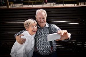 Älteres Paar macht Selfie von sich mit dem Smartphone.