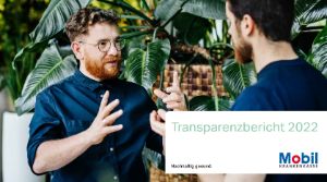 Zwei Männer unterhalten sich angeregt, Titelbild Transparenzbericht. 