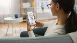 Frau lässt sich digital vom Arzt beraten.