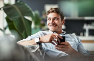 Mann kommuniziert über TI-Messenger mit der Mobil Krankenkasse