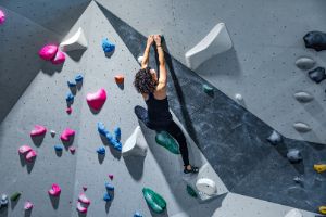 Frau beim Bouldern.