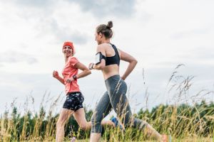 Zwei Frauen joggen in der Natur.
