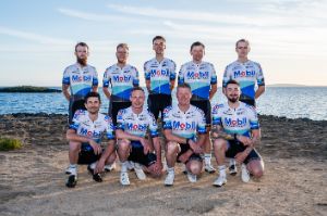Mobil Krankenkasse Cycling Team 2025 - Team am Strand