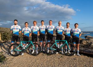 Mobil Krankenkasse Cycling Team 2025 - Team am Strand