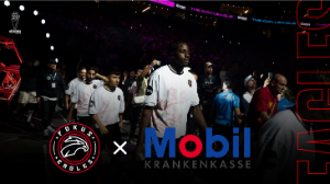 Fußballer der Icon League laufen ein.