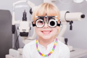 Augenuntersuchung mit Brille bei einem Kind.