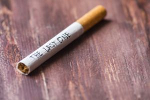 Zigarette auf Holzuntergrund mit Beschriftung " THE LAST ONE"