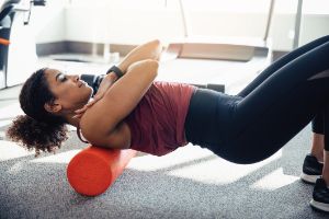 Progressive Muskelentspannung, Gruppenliegen, Frauen im Fitnessstudio.