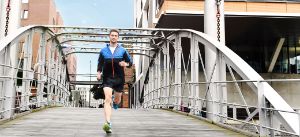 Mann auf ErgometerMann joggt