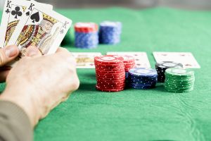 Mann mit Spielsucht sitzt am Spieltisch im Casino.