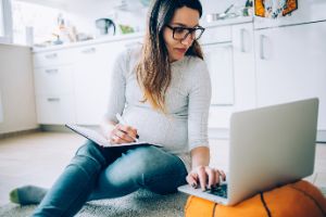 schwangere Frau mit Laptop
