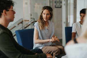 Drei Personen finden aus ihrer Sucht in einer Gruppentherapie