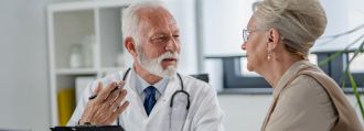 Ein Arzt unterhält sich mit einer älteren Patientin.