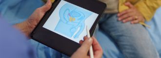 Auf einem iPad hat ein Arzt das Geschlechtsteil eines Mannes aufgezeichnet.