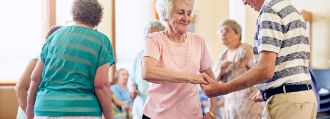Ein älteres Paar tanzt glücklich bei einer Tanzveranstaltung
