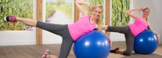Frau trainiert mit dem Fitnessball