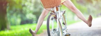 Frau faehrt Fahrrad im Fruehling
