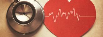 Stethoskop und Herzkurve zur Diagnose eines Herzinfarkts
