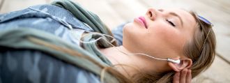 Frau hoert entspannt Musik