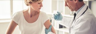 Frau erhaelt Impfung vom Arzt
