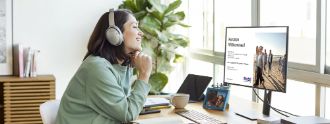 Junge Frau nimmt an Online-Seminar teil. 