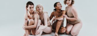 Vier verschiedene Frauen mit unterschiedlicher Hautfarbe und Körperform.
