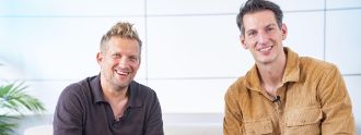 Man sieht Nils Goerke und Jan Philipp Albersmeier nebeneinander sitzen.