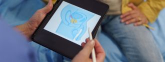 Auf einem iPad hat ein Arzt das Geschlechtsteil eines Mannes aufgezeichnet.