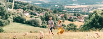 Ein Paar wandert durch die grünen Wiesen von Bad Staffelstein