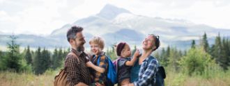 Eine junge Familie verbringt Zeit in den Bergen und der Natur.