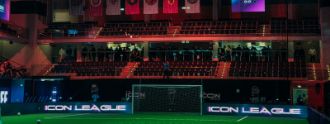 Es wird das Hallenfußballfeld der Icon League gezeigt.