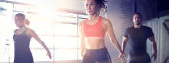 Frauen trainieren Strong by Zumba