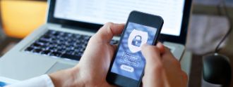 Smartphone mit Datenschutz-Symbol