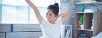 Frau starte ihre Morgenroutine