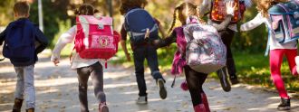 Kinder auf dem Schulweg