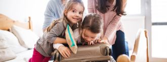 Familie packt Koffer für den Urlaub
