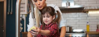 Kind hilft Mutter im Haushalt beim Abwaschen