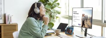 Junge Frau nimmt an Online-Seminar teil. 