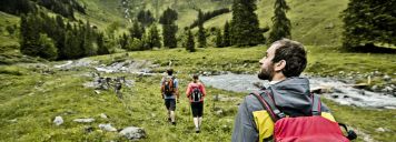 Eine Gruppe Wanderer wandert durch die Alpen bei Saalbach in Österreich.