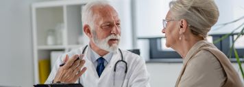 Ein Arzt unterhält sich mit einer älteren Patientin.