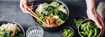 Verschiedenes Gemüse steht in Schüsseln auf einem Tresen.