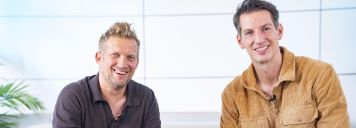 Man sieht Nils Goerke und Jan Philipp Albersmeier nebeneinander sitzen.