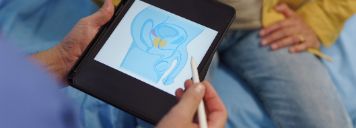 Auf einem iPad hat ein Arzt das Geschlechtsteil eines Mannes aufgezeichnet.