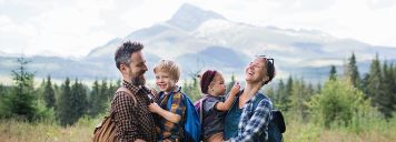 Eine junge Familie verbringt Zeit in den Bergen und der Natur.