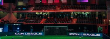 Es wird das Hallenfußballfeld der Icon League gezeigt.