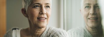 Frau in den Wechseljahren schaut entspannt
